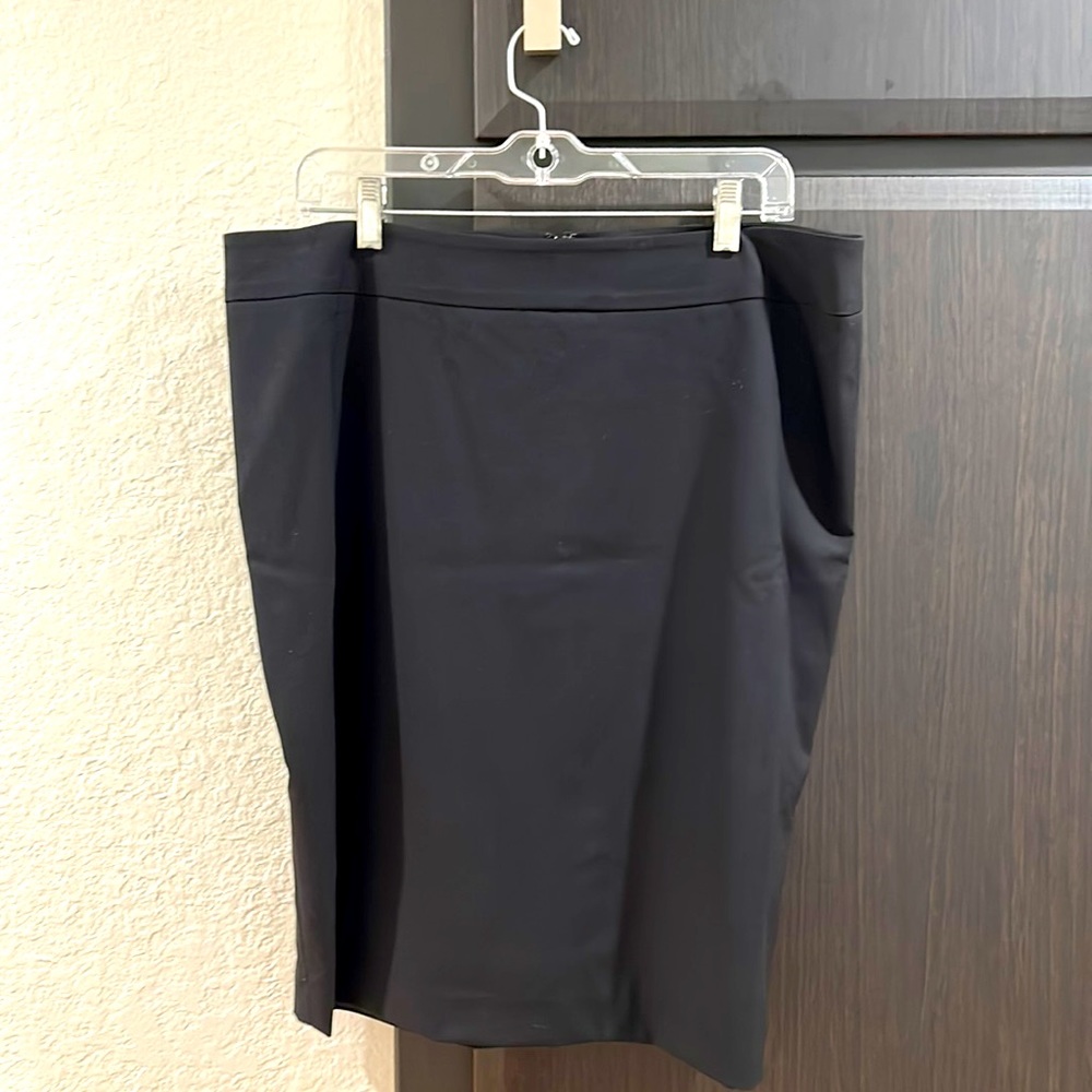 Black pencil skirt with stretch